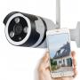 Caméra IP extérieur Avidsen Proctect Home avec un smartphone dans une main