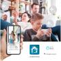 Une famille utilise l'application Avidsen Home