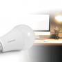 Ampoule connectée Avidsen Home prêt d'une lampe de bureau