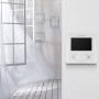 Thermostat wifi dans une pièce de maison