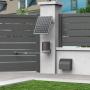 Un panneau solaire installé sur un pilier de portail