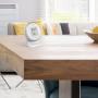 le Thermostat thomson at home posé sur une table en bois