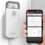 l'application Athome du téléphone près d'un capteur de chauffage wifi