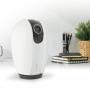 Caméra IP Avidsen Home motorisée posée sur un bureau