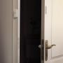 Une porte avec un détecteur d'installé