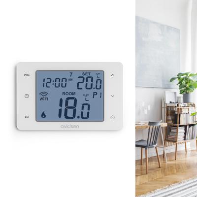 Thermostat connecté pour chaudière fixé sur un mur