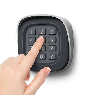 Une personne utilise le clavier à code sans fil Thomson