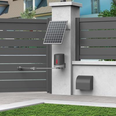 Un panneau solaire installé sur un pilier de portail