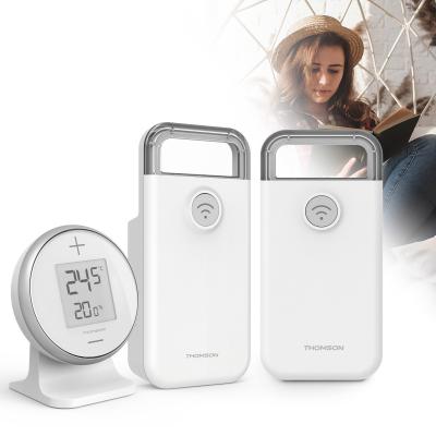 Kit thermostat wifi pour radiateur électrique Thomson At Home avec une femme qui lit