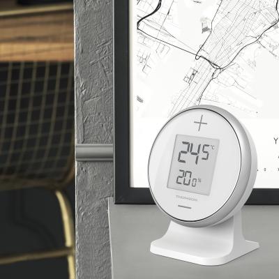 Le thermostat wifi Thomson posé sur une table