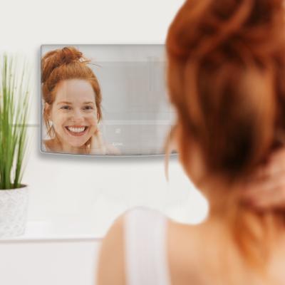 Effet miroir de l'écran du visiophone. une femme se regarde dedans