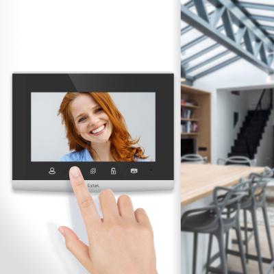 Ecran du visio Extel Wave fixé sur un mur blanc