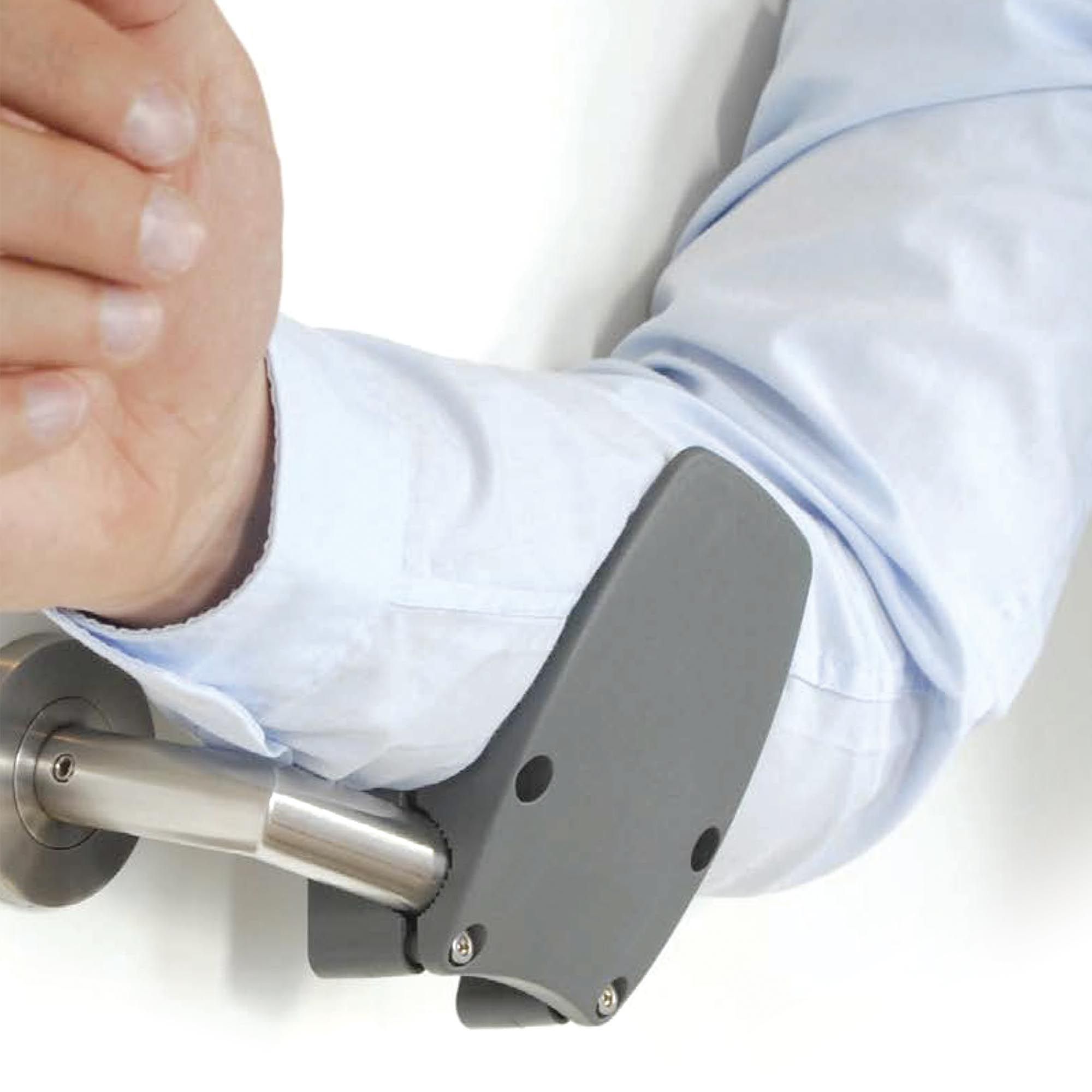 Ouvrez vos portes sans les mains, avec votre coude, pour ne pas propager virus ou bactéries.